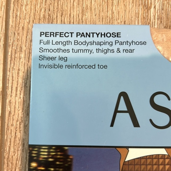 NWT Assets by Sara Blakely Perfect Pantyhose Size 4 175-220 lbs Buff NEW - Picture 3 of 6